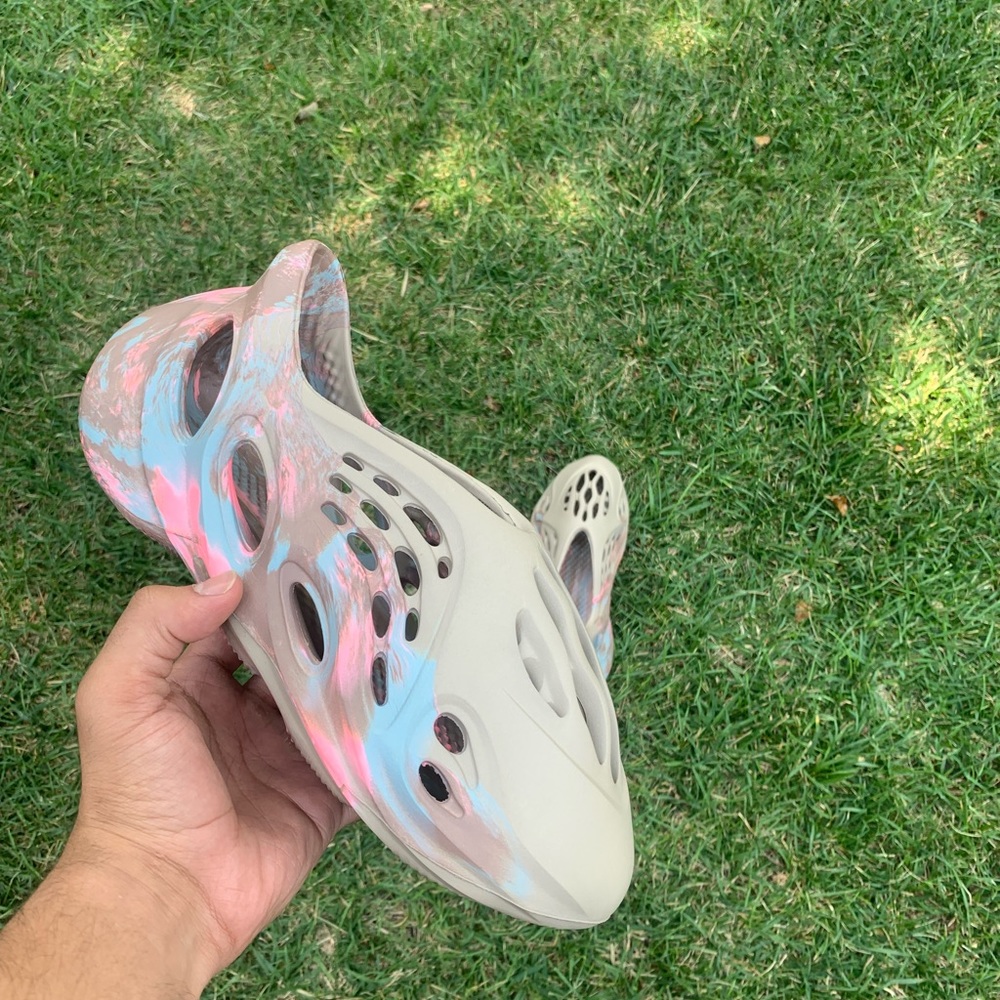 Yeezy Foam Runners “sand grey”